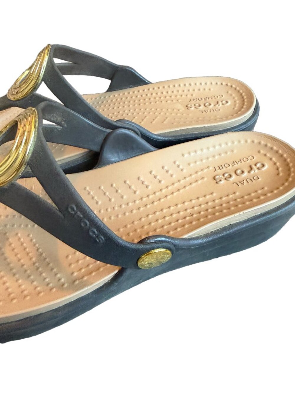Crocs Black Gold O Ring Wedge Flip Flop Sandals Lightweight Strap Size 8 Women's - Picture 6 of 11